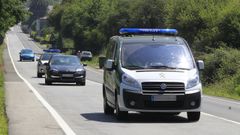 Imagen de una patrulla de la Guardia Civil de Trfico en A Maria