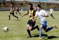 El capit�n Vicente (de blanco) ayer en el campo de Vent�n. 