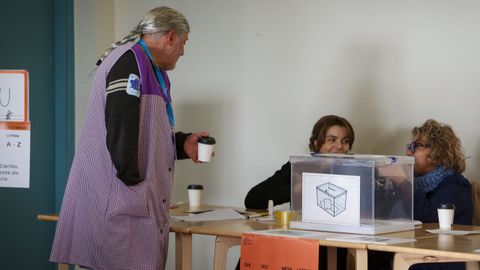 Algunos acudieron disfrazados a depositar su voto