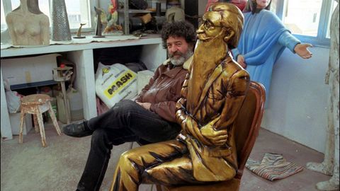 Lombera en su taller de Catoira junto a una de las estatuas de Valle-Incl�n que ha realizado