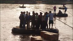 Un grupo de inmigrantes cruzan el ri� Suchiate de Guatemala