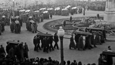 El entierro de las v�ctimas del accidente ferroviario de Torre del Bierzo constituy� una gran manifestaci�n de duelo popular, con participaci�n multitudinaria del pueblo y de las m�ximas autoridades provinciales pol�ticas, eclesi�sticas y militares as� como altos cargos de la administraci�n y de RENFE. (Espa�a. Ministerio de Cultura y Deporte. Centro Documental de la Memoria Hist�rica. Sig. FOTOGRAF�AS, MANUEL-MART�N_MADRID, 19,3).
El entierro de las v�ctimas del accidente ferroviario de Torre del Bierzo constituy� una gran manifestaci�n de duelo popular, con participaci�n multitudinaria del pueblo y de las m�ximas autoridades provinciales pol�ticas, eclesi�sticas y militares as� como altos cargos de la administraci�n y de RENFE. (Espa�a. Ministerio de Cultura y Deporte. Centro Documental de la Memoria Hist�rica. Sig. FOTOGRAF�AS, MANUEL-MART�N_MADRID, 19,3).