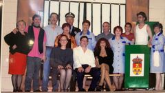 Carmen do R�o, a la izquierda, junto al resto de integrantes del grupo de teatro aficionado Que m�is ten, en As Pontes