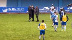 Un ultra del Real Avil�s Industrial baja al terreno de juego a pedir explicaciones a los jugadores y al entrenador, Manolo S�nchez Murias