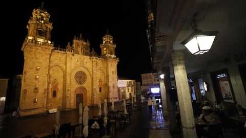 Mondo�edo (en la imagen, su plaza de la catedral) aspir� a recuperar una capitalidad de provincia perdida en 1833.