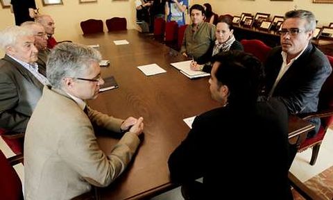 Rey Varela, miembros de la Xunta da Concentraci�n y t�cnicos de Medio Rural en la reuni�n. 