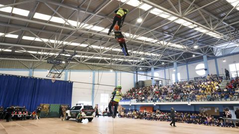 Espectacular despliegue de la Guardia Civil en Pontedeume. 