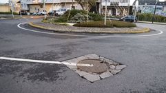El pavimento de hormig�n que rodea las tapas de registro se rompi� poco tiempo despu�s de la intervenci�n de aglomerado en la carretera de Catabois.