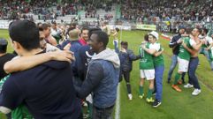 Algunos aficionados del Racing de Ferrol invadieron el campo tras el 2-2 ante el Racing de Santander