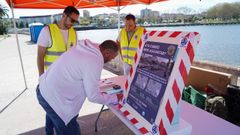 Daniel Garaboa, a la izquierda, durante la recogida de firmas