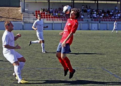 Un futbolista de la SD Chantada trata de controlar el bal�n en un amistoso en O Sango�edo. 
