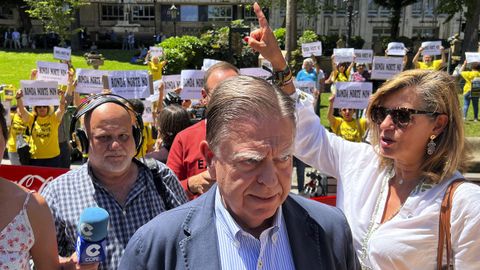 El alcalde de Oviedo, Alfredo Canteli (c), recibe los abucheos y las protestas de los opositores a la futura construcci�n de la Ronda Norte de Oviedo