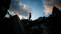 Un niño pasea entre los escombros de Yabalia, en Gaza.