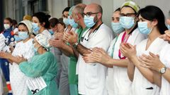 Minuto de silencio en la entrada de urgencias de Montecelo en recuerdo a las v�ctimas de la pandemia. Fue el 24 de abril del 2020