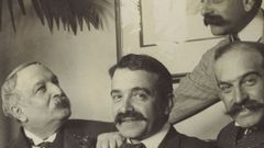 Aby Warburg ?en el centro de la imagen?, retratado en torno a 1902 junto a su padre y dos de sus hermanos.