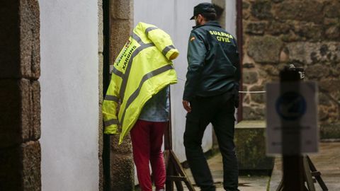 Cristina R. V. a las puertas del juzgado de Ribadavia antes de ser trasladada a la prisión.