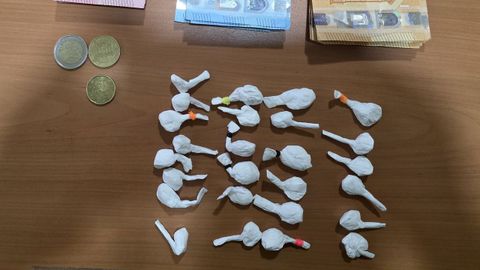 Adems de 20 gramos distribuidos en 26 bolsitas, el detenido portaba 632 euros en metlico