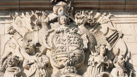 Escudo del Palacio de Velarde, en Oviedo, en el que se representa un carro truncal