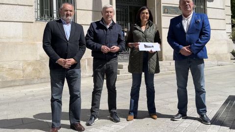 Balseiro, Barreiro, Candia y Serrano ante la Subdelegación del Gobierno en Lugo