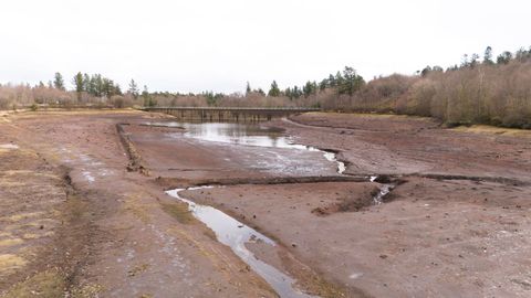 Bajo nivel en el embalse de San Xo�n, en Guitiriz