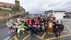 Algunos de los participantes en la carrera posan junto al alcalde de Laxe
