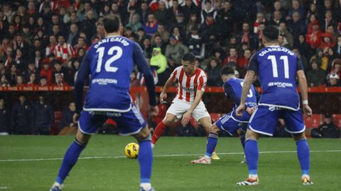 Derbi asturiano entre el Real Sporting de Gijon y el Real Oviedo en El Molin�n