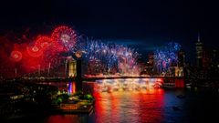 Fuegos artificiales sobre el puente de Brooklyn en Nueva York.