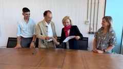 Jos� Crespo y Blanca Ana Garc�a firmando el convenio de colaboraci�n.