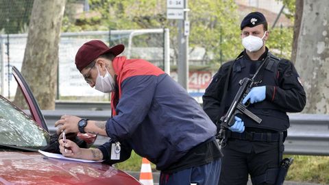 Los carabinieri controlan a los conductores en una carretera en Brgamo, norte de Italia, para garantizar que cumplan con las rdenes del confinamiento 