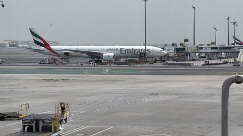 Un avi�n de la compa��a Emirates, sin actividad en el areopuerto de Dub�i.