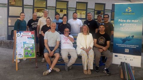 El Banco da Diversidade, fabricado por usuarios de Aspaneps y estudiantes del IES de Fene.