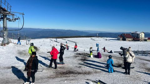 Buen da en la primera jornada con una pista de esqu abierta en la Estacin de Montaa Manzaneda.