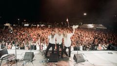 El tr�o belga, con el p�blico detr�s, tras la actuaci�n del jueves en el escenario principal de la Alameda