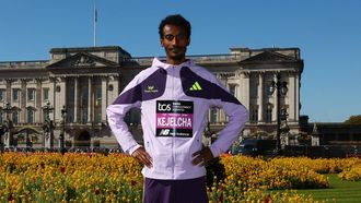 Yomif Kejelcha, posando frente al Palacio de Buckingham.