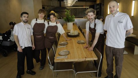 cometta.Equipo de restaurante Cometta, en Federico Tapia. El espacio gastron�mico inicia una nueva etapa marcada por una cocina m�s �honesta� y en la que apuestan por los productos de kil�metro cero, que �nutren y reparan�. Como el nombre del local indica, la fugacidaz es una de sus se�as. Hay que apurarse para disfrutarla.