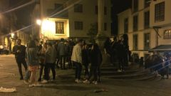 Consenso para impedirlo en Ourense. Partidos pol�ticos, entidades vecinales y hosteleros se han puesto de acuerdo para elaborar una ordenanza de la que ya existe un borrador. El casco viejo aglutina varias zonas de reuni�n para el consumo de bebidas alcoh�licas. En la imagen, j�venes en la praza do Trigo