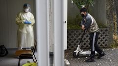 Cribado masivo a j�venes en el p�rking del hospital provincial de Pontevedra. Las pruebas contin�an hoy, ma�ana y pasado