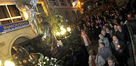 Decenas de personas siguieron el espectacular recorrido, en la imagen, a su paso por las inmediaciones de la iglesia parroquial. 