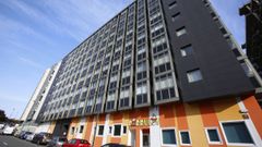 Frente al parque de Vio�o, en este edificio se venden cuatro pisos. Dos de ellos con dos habitaciones y otros tantos con tres