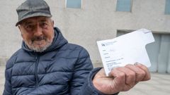 Alfredo muestra la tarjeta de su ltima habitacin, que paga con lo que cobra de la Risga