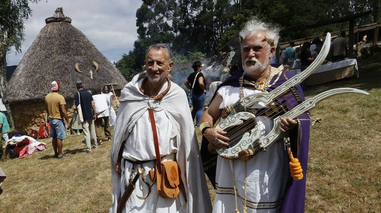 Paulino Gasalla, a la derecha, vestido de druida en el Oenach Atl�ntico.