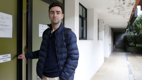 Martn Hermida en la puerta de su centro de trabajo, en Noia.