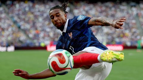 Olise conecta una volea durante el partido contra Suecia.