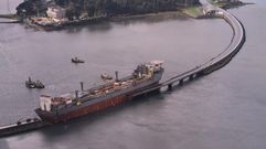 Espectacular imagen de la plataforma petrol�fera tras ser arrastrada hasta el puente de As P�as