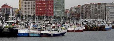 M�s de medio centenar de embarcaciones de la flota de litoral est�n concentradas en el puerto de A Coru�a.