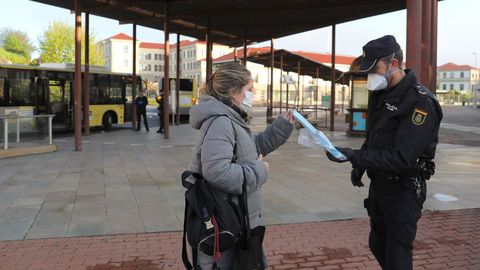 Reparto de mascarillas en la estacin de autobuses de Santiago