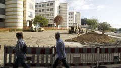 En la imagen, las obras del nuevo aparcamiento situado en la zona sur, donde se est�n extendiendo las capas del firme tras la explanaci�n de los terrenos