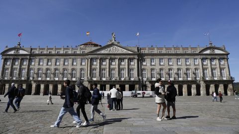 Vista exterior del pazo de Raxoi, en el que tiene su sede el consistorio compostelano