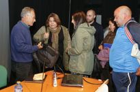 �ngel Carracedo atendi� a muchos padres al final de su intervenci�n. 