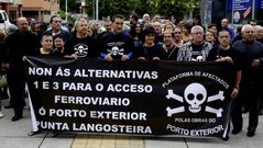Los afectados por la construcci�n del tren a Langosteira se concentraron ante la delegaci�n de la Xunta en Monelos